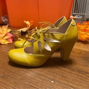 NWT Chelsea Crew Mustard Yellow Heels Size 5